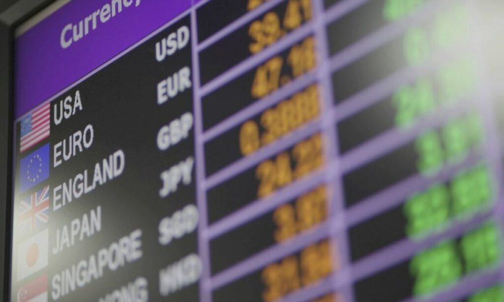 Cum au evoluat principalele valute săptămâna aceasta. Euro a încheiat în scădere, dolarul american a crescut