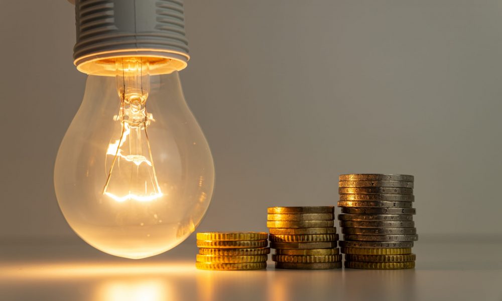 Companiile nu sunt de acord cu menținerea plafonului pentru prețul energiei. Se întârzie revenirea pieței