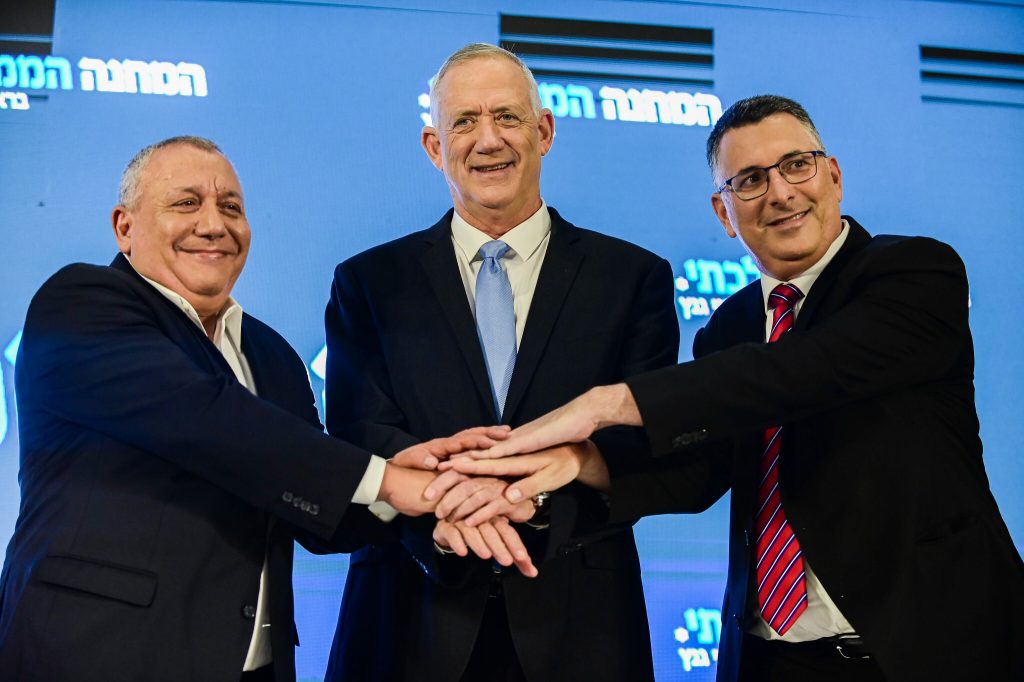 Ministrul apărării Benny Gantz , ministrul justiției Gideon Sa'ar, fostul șef al Statului Major al IDF Gadi Eisenkot, Sursă foto: The Times of Israel