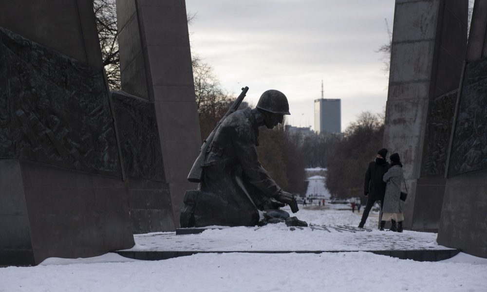 REUTERS: Polonia demolează patru monumente ale Armatei Roșii! „Sovieticii nu au adus libertatea în 1945, ci au adus o nouă sclavie”