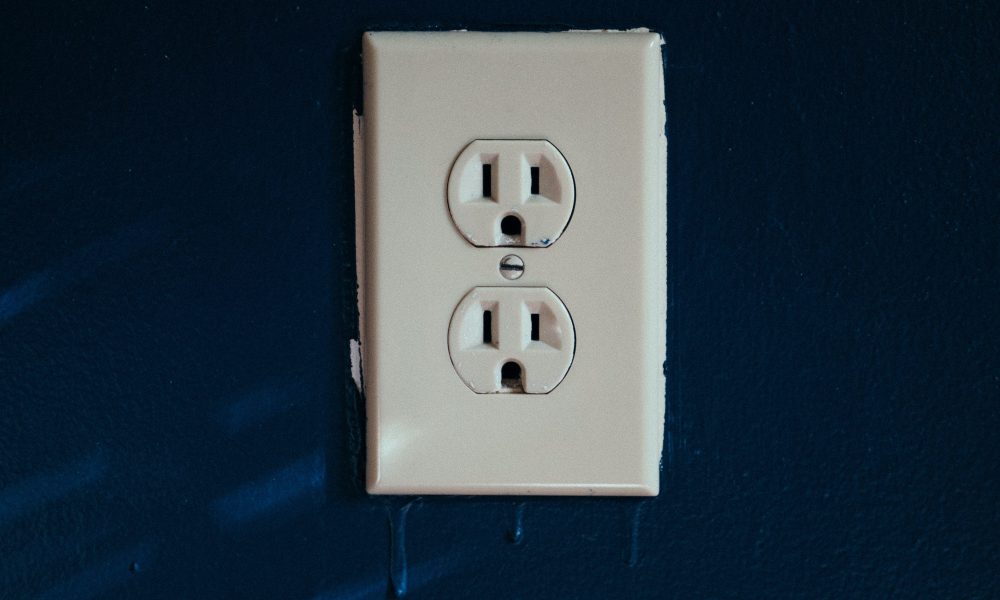 Europenii economisesc energie, în timp ce unii români nu au ce să bage în priză