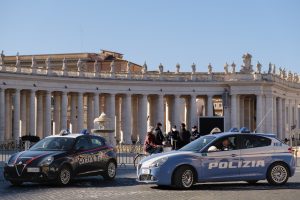 Sute de mii de pantofi produși în China, Albania și România au purtat etichete italiene. Fraudă enormă!