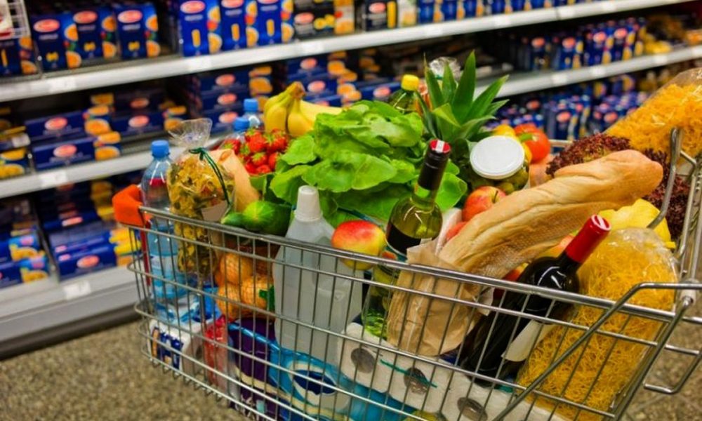 Alimentele care sunt de azi mai ieftine! Sunt „cele mai consumabile din România”