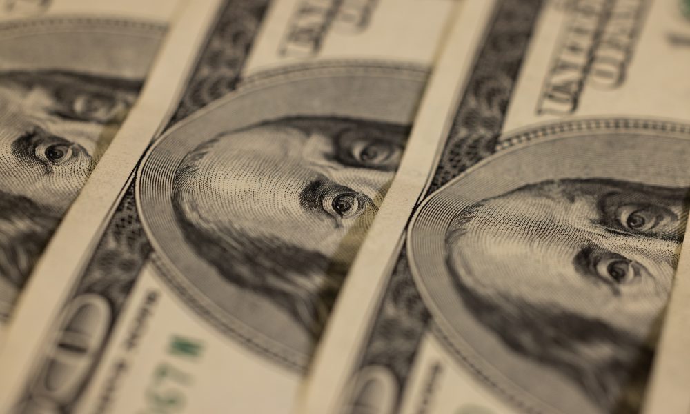 Dolarul, moneda cu două fețe! Economisești sau plătești mai mult la raft