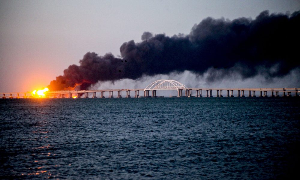 Cine este responsabil pentru explozia de pe podul Kerch care leagă Rusia de Ucraina. Un nou raport prezintă posibile ipoteze