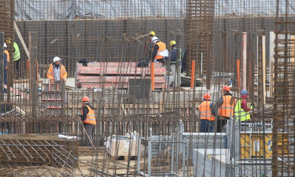 INS: Lucrările de construcții au crescut cu 2,5% ca serie brută