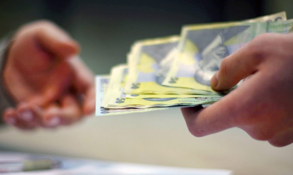 Bani pentru seniori în octombrie. Cu cât le va crește pensia 