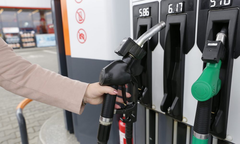 Prețuri din ce în ce mai mari la carburanți! Ciucă face declarații privind prelungirea compensării de 50 de bani