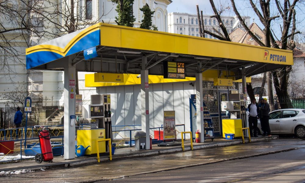 Cu cât s-a ieftinit prețul motorinei în ultima lună?