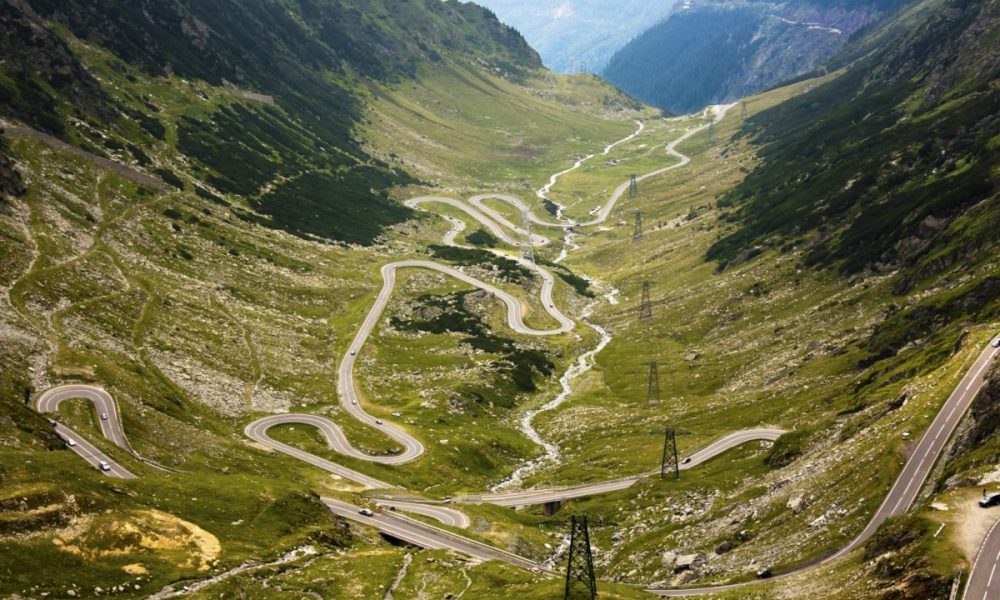 Traficul problematic de pe Transfăgărășan stârnește revolta românilor. „Este groaznic, lumea lasă mașinile pe șosea”