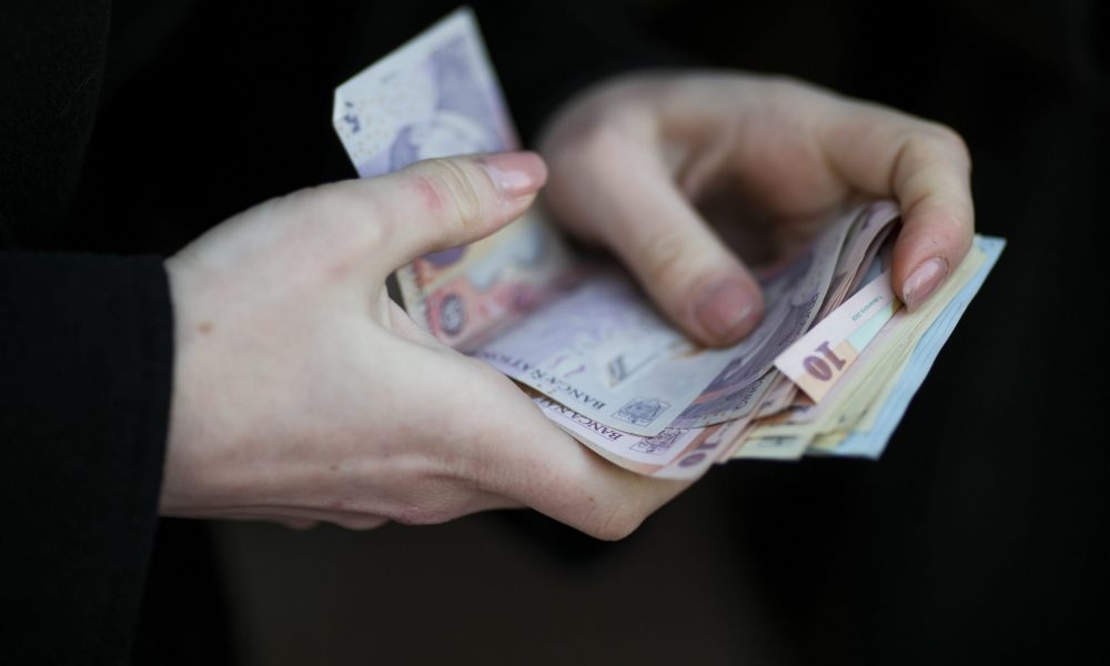 Vești bune! Familiile nevoiașe pot primi 4000 de lei de la guvernanți