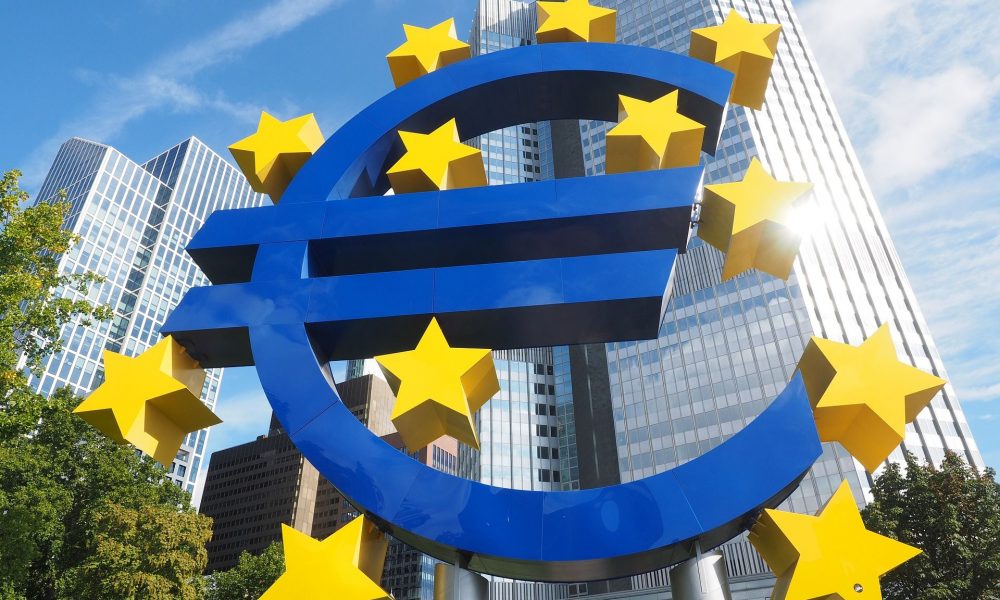 România are șanse reduse de aderare la zona euro. Analiștii estimează abia în 2035