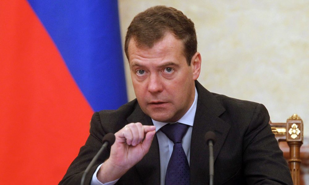Medvedev intră în mood-ul „Ține-mă, că-l omor!”. Cere eliminarea lui Zelenski și a „cabalei de la Kiev”