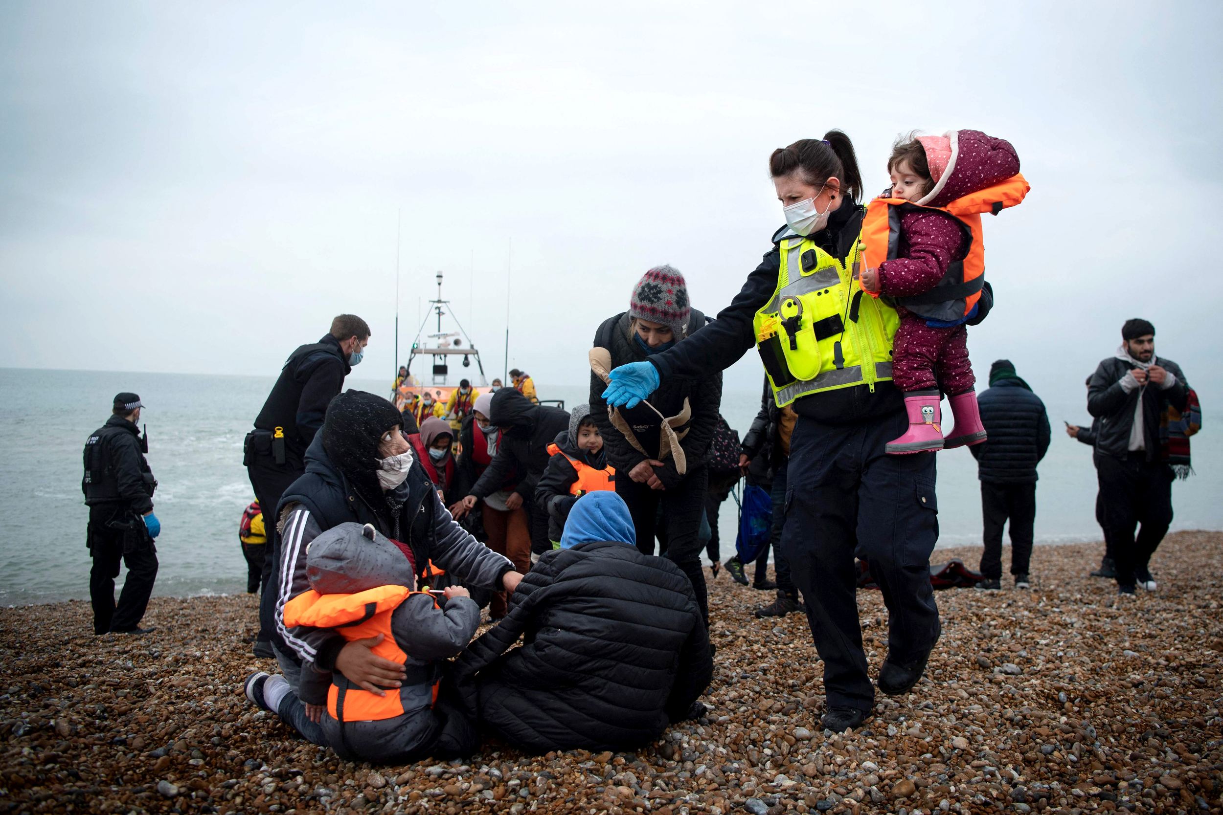 Acord între Marea Britanie și Franța cu privire la trecerea migranților prin Canalul Mânecii. Contribuția englezilor depășește 70 de milioane de euro