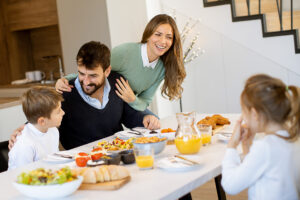 Familie la masă, Sursă foto: Fundația Dan Voiculescu