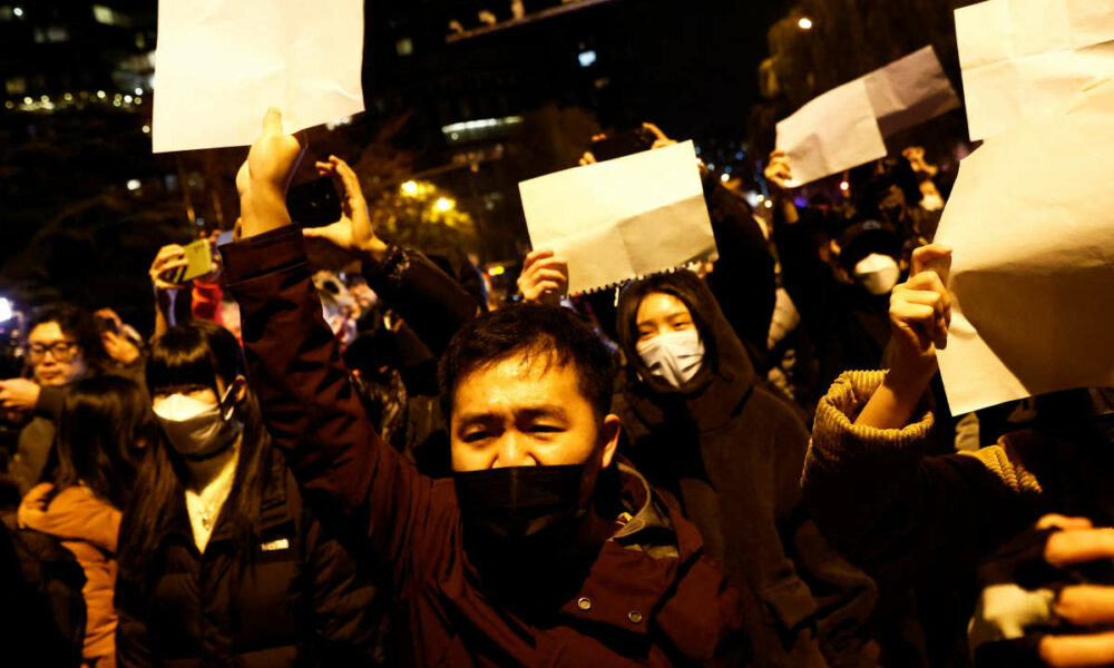 VIDEO Lupte de stradă în China! Protestatarii au fost atacați de polițiști îmbrăcați în combinezoane
