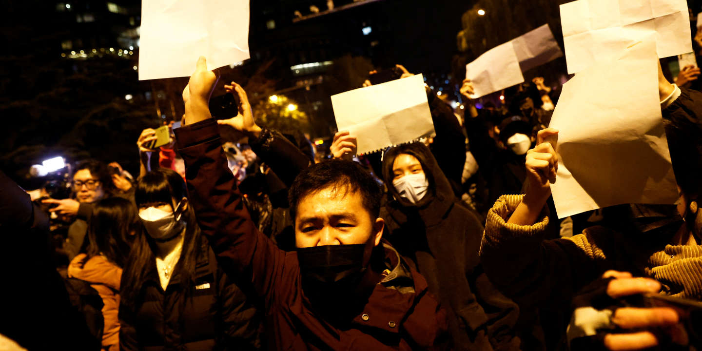 VIDEO Lupte de stradă în China! Protestatarii au fost atacați de polițiști îmbrăcați în combinezoane