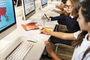 Peste 200 de școli din România au fost dotate cu tehnologie! Care sunt tendințele ȋn digitalizarea educației