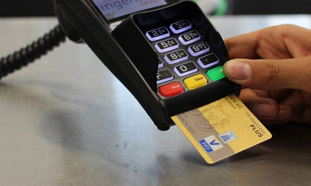 Plata cu cardul devine obligatorie în România. Care este limita de numerar prevăzută de noile modificări