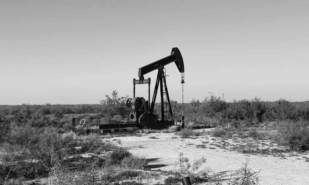 Prețul petrolului a ajuns la cel mai mic nivel din ultimele luni! Cu cât ar putea fi plafonat tariful unui baril