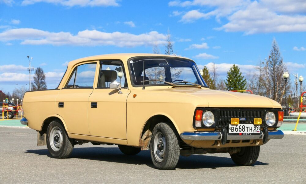 Rusia relansează mașina sovietică Moskvich în vechea uzină Renault! De la cine au împrumutat design-ul noului model