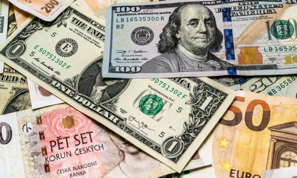 Dolarul își continuă declinul în fața valutelor importante! Moneda americană a înregistrat cea mai mare cădere din ultimii 14 ani