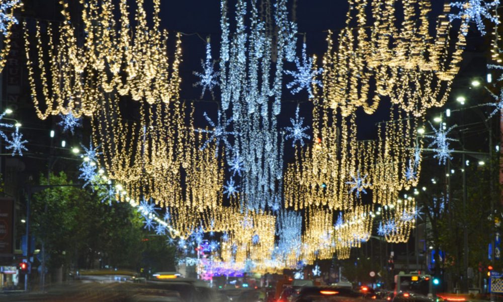 A început montarea instalațiilor pentru iluminatul de sărbători! Luminițele vor fi aprinse de 1 Decembrie