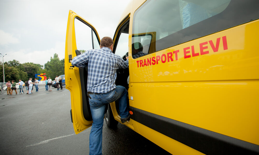 Școlari versus Guvern! Asociațiile de elevi solicită Executivului modificarea legii care le afectează gratuitatea transportului