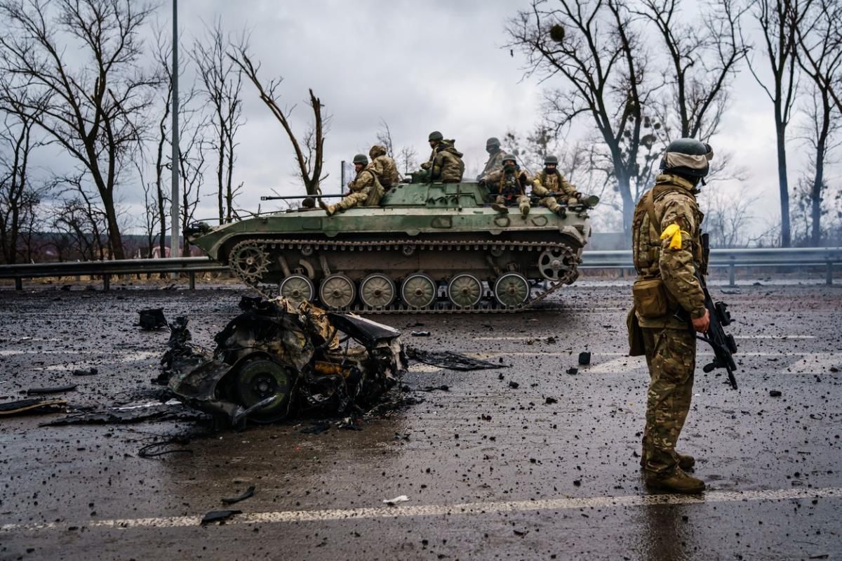 Soldați ucraineni într-un tanc