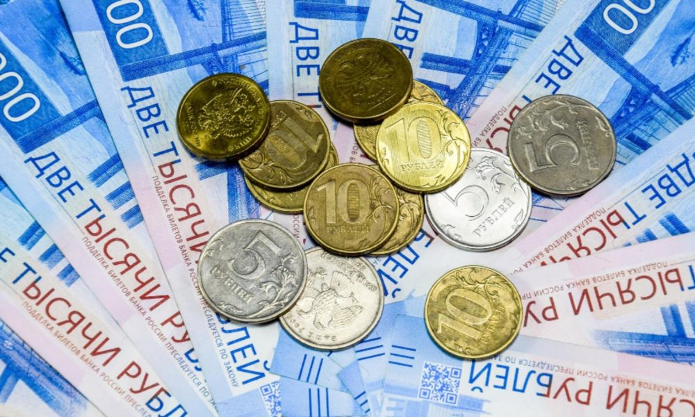 Moneda rusească se depreciază din nou! Un dolar american costă 100 de ruble