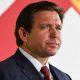 Ron DeSantis, principalul rival al lui Donald Trump la alegerile din 2024. Profilul unui politician de succes