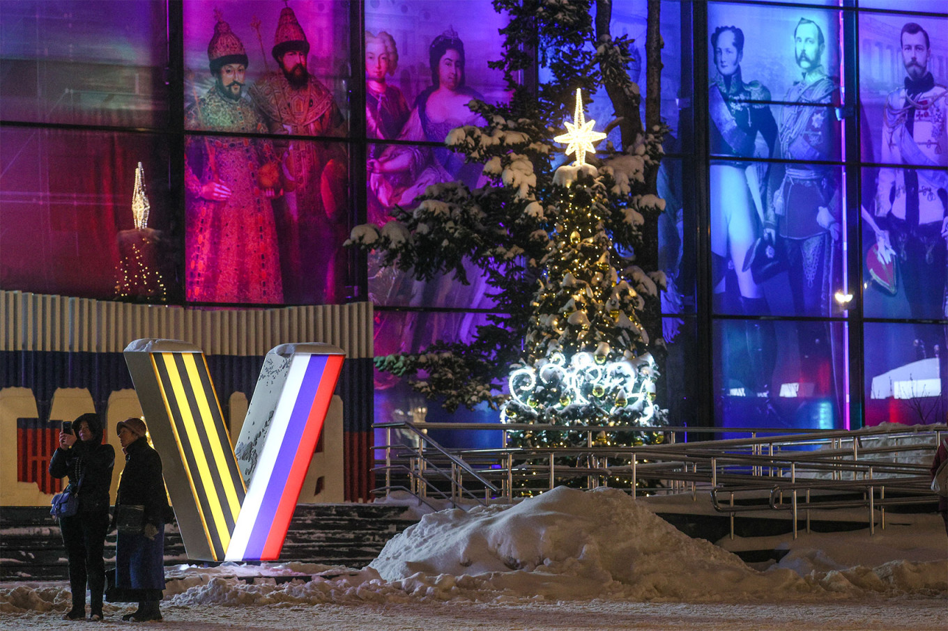 Litera V, un simbol pro-război, a fost instalată la centrul de expoziții VDNKh din Moscova.Sursa foto: The Moscow Times