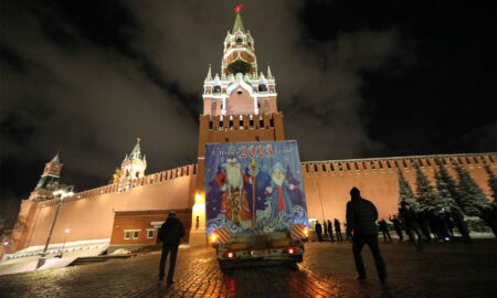 Livrarea bradului central de Anul Nou la Kremlin. Sursă foto: The Moscow Times