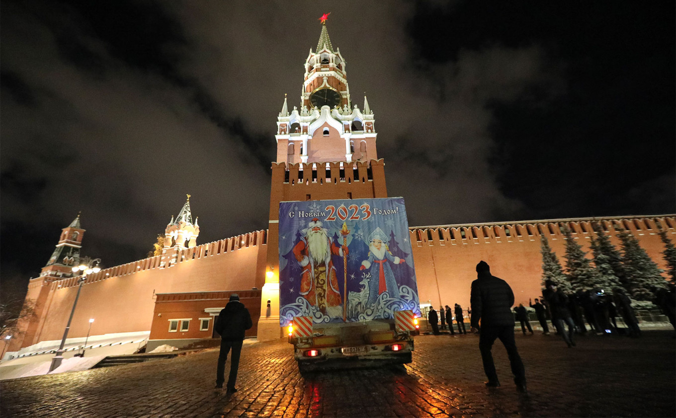 Livrarea bradului central de Anul Nou la Kremlin. Sursă foto: The Moscow Times