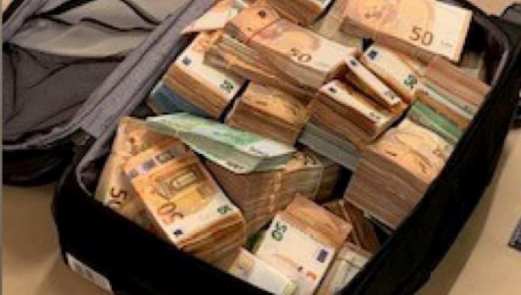 Sacii cu bani primiți de la oficialii qatarezi, sursă foto tio.ch