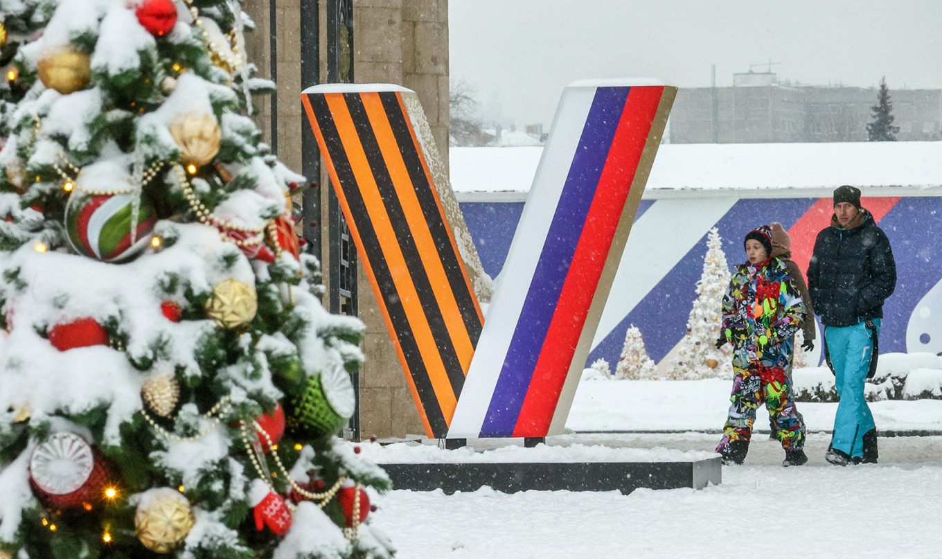 Litera V realizată din panglica Sfântului Gheorghe - un alt simbol pro-militar - și steagul rusesc de la intrarea în Parcul Gorki din Moscova.Sursa foto: The Moscow Times
