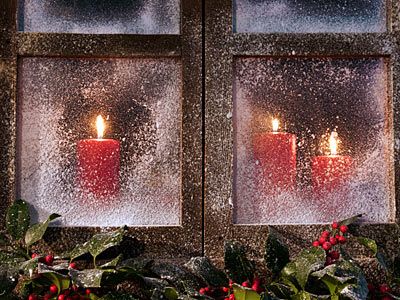 Lumânări roșii puse în geam de Crăciun în Irlanda, sursă foto pinterest