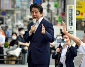 Fostul premier Shinzo Abe înainte să fie asasinat cu o armă artizanală, sursă foto CNNFostul premier Shinzo Abe înainte să fie asasinat cu o armă artizanală, sursă foto CNN
