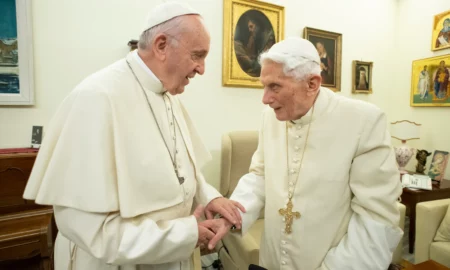 Papa Benedict si papa francisc sursa: TWP