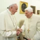 Papa Benedict si papa francisc sursa: TWP