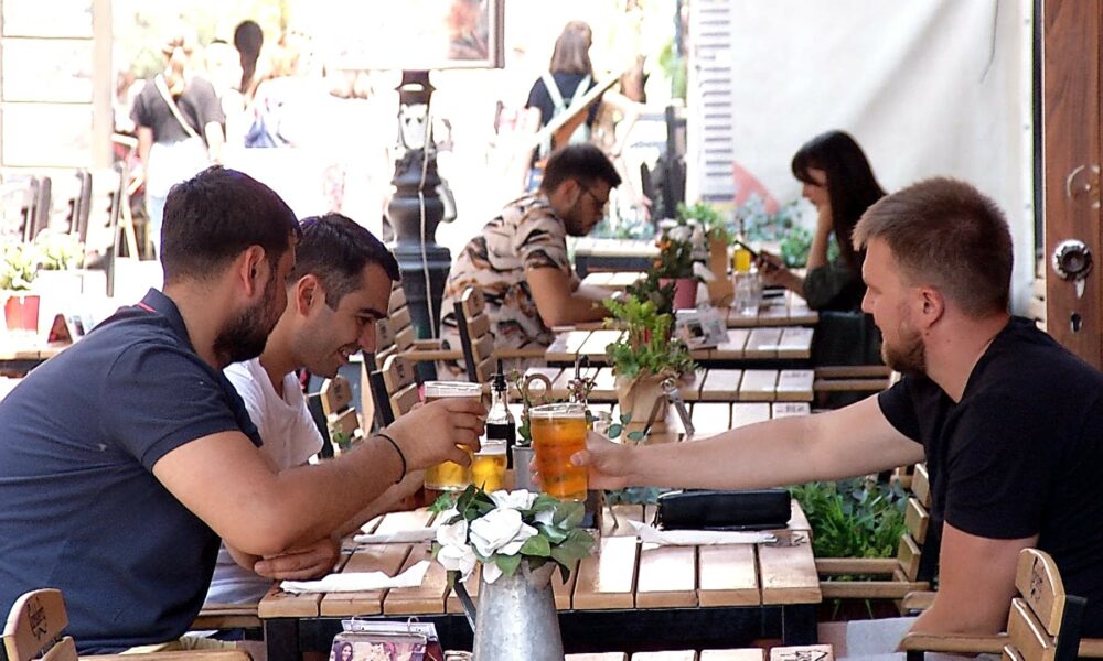 Cu cât se vor scumpi băuturile cu zahăr și mesele la restaurante odată cu noile schimbări fiscale