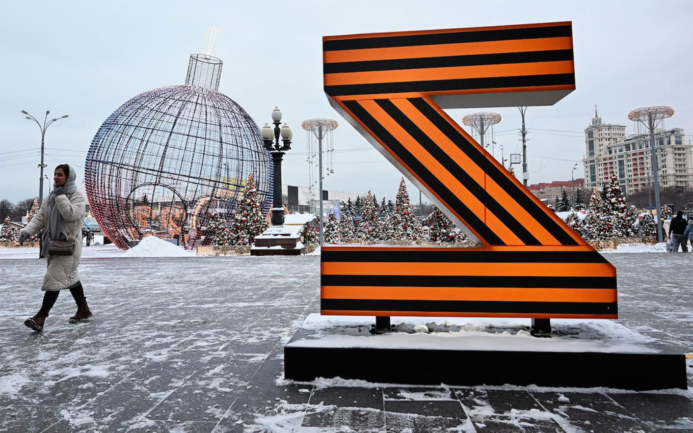 O literă Z făcută din panglica Sfântului Gheorghe se află în piața din fața intrării în Parcul Gorki. Sursa foto: The Moscow Times