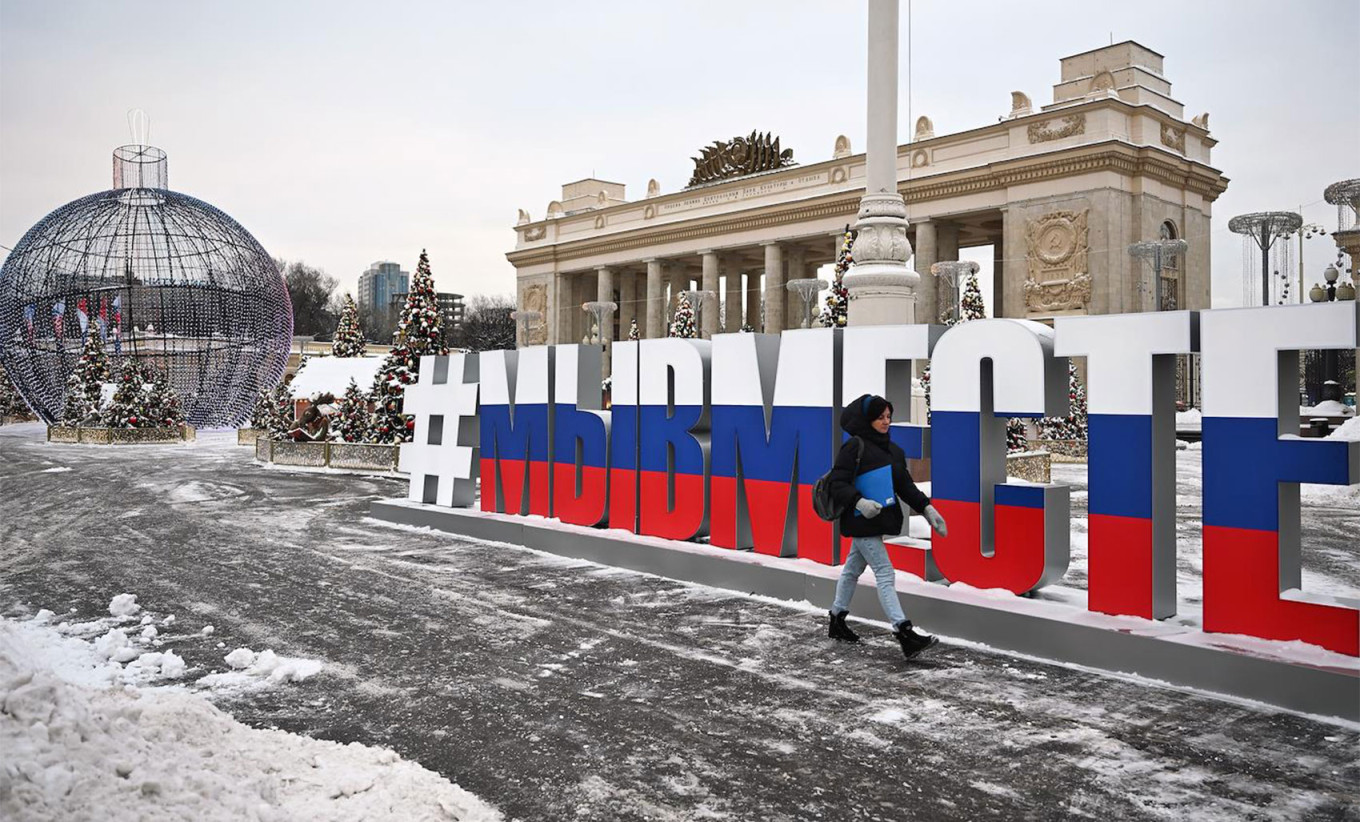 O pancartă pe care scrie "#WeAreTogether" în tricolorul rusesc, văzută în piața din fața intrării în Parcul Gorki. Sursa foto: The Moscow Times