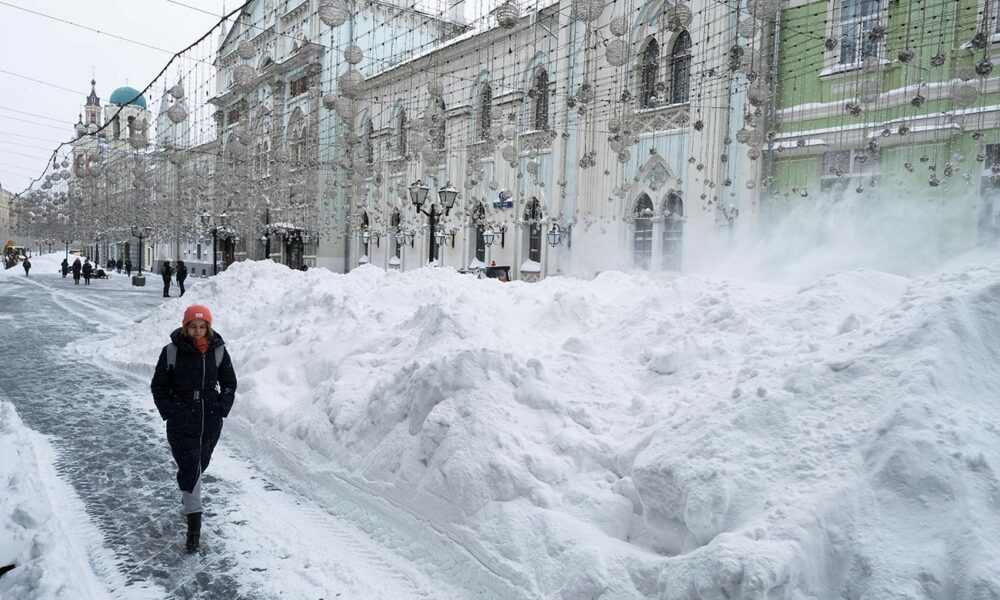 FOTO: Moscova, acoperită de ninsoare! „Apocalipsa de zăpadă” a blocat mare parte a orașului