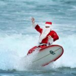 Să-l vezi pe Moș Crăciun făcând surf în timpul sărbătorilor, în Australia, nu e ceva anormal, sursă foto Daily Telegraph