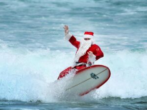 Să-l vezi pe Moș Crăciun făcând surf în timpul sărbătorilor, în Australia, nu e ceva anormal, sursă foto Daily Telegraph