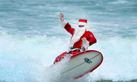 Să-l vezi pe Moș Crăciun făcând surf în timpul sărbătorilor, în Australia, nu e ceva anormal, sursă foto Daily Telegraph