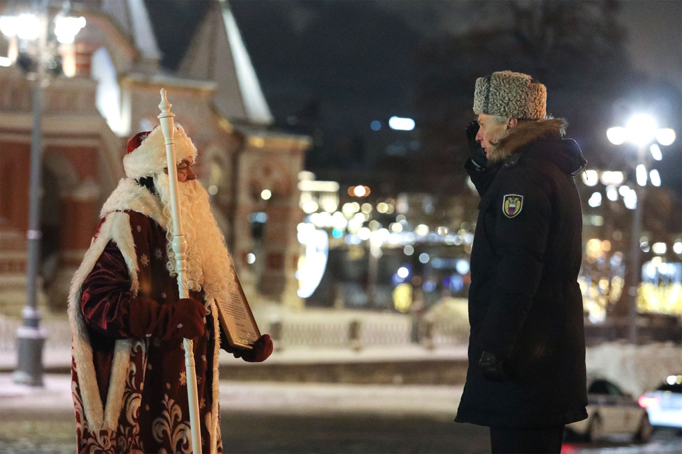Un bărbat îmbrăcat ca Ded Moroz (Moș Gerilă) văzut în apropierea Kremlinului. Sursa foto: The Mosow Times