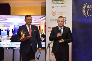 Ciprian Cătălin Hojda primind premiul în onoarea lui Nicolae Ciucă