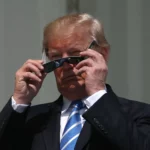 Donald Trump urmărind Eclipsa de Soare, Sursa foto GQ